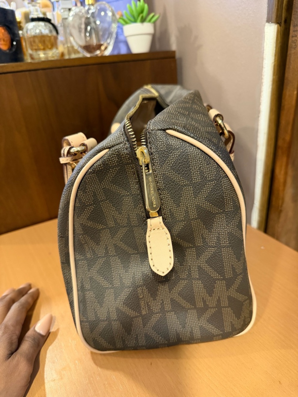 Michael Kors monogrammed Grayson Satchel - Picture 6 of 7